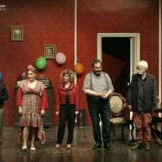 “UNA CASA DI PAZZI”, COMMEDIA SCRITTA E INTERPRETATA DA ROBERTO D’ALESSANDRO 