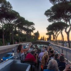 TUTTI A BORDO DEI BUS HOP ON HOP OFF PER IL TOUR BY NIGHT DELLA  CAPIT ALE     