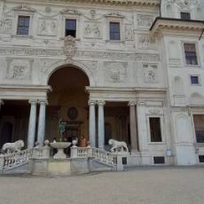 "UNA LINEA STORTA TESA", MOSTRA COLLETTIVA A VILLA MEDICI 