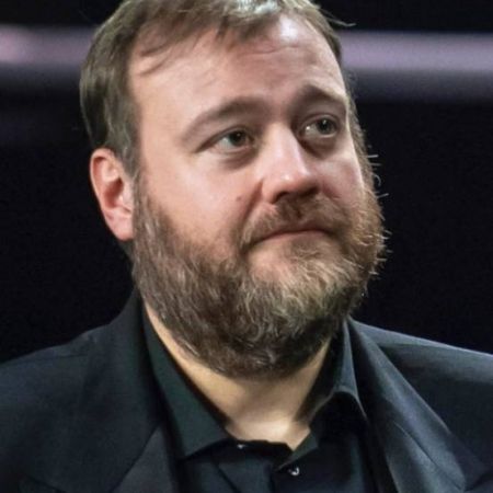STEFANO FRESI INTERPRETA IL COMMISSARIO GRECO KOSTAS CHARITOS  