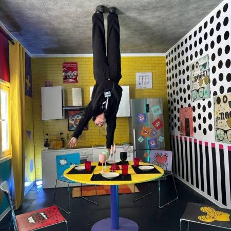"LA CASA CAPOVOLTA", DIVERTITEVI CON IL SET FOTOGRAFICO VIVENTE E SOTTOSOPRA