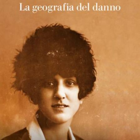 “LA GEOGRAFIA DEL DANNO” DI ANDREA DE CARLO:TRE GENERAZIONI SOTTO LA LENTE D’INGRANDIMENTO 